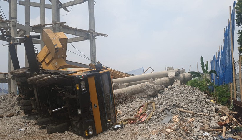Penampakan Crane Jatuh Timpa Rumah di Depok, Warga Tertimbun Reruntuhan - Bagian 2