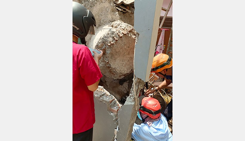 Penampakan Crane Jatuh Timpa Rumah di Depok, Warga Tertimbun Reruntuhan - Bagian 4