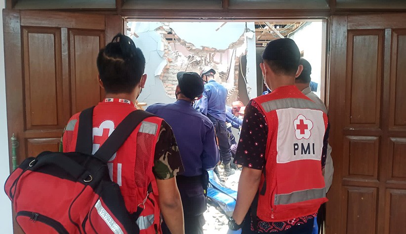 Penampakan Crane Jatuh Timpa Rumah di Depok, Warga Tertimbun Reruntuhan - Bagian 3