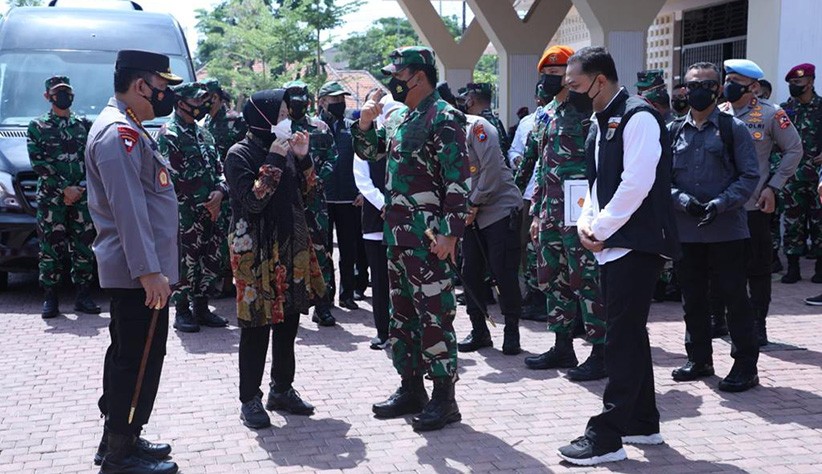 Panglima TNI Tinjau Serbuan Vaksinasi di Surabaya - Bagian 2