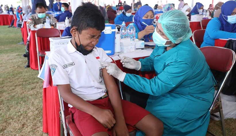 Panglima TNI Tinjau Serbuan Vaksinasi di Surabaya - Bagian 3