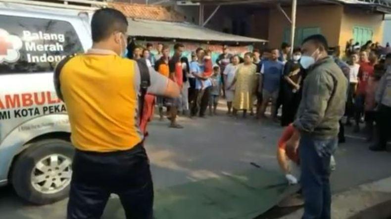 title Pekalongan Gempar, Mayat Remaja Penuh Luka Ditemukan di Selokan Pekalongan Gempar, Mayat Remaja Penuh Luka Ditemukan di Selokan