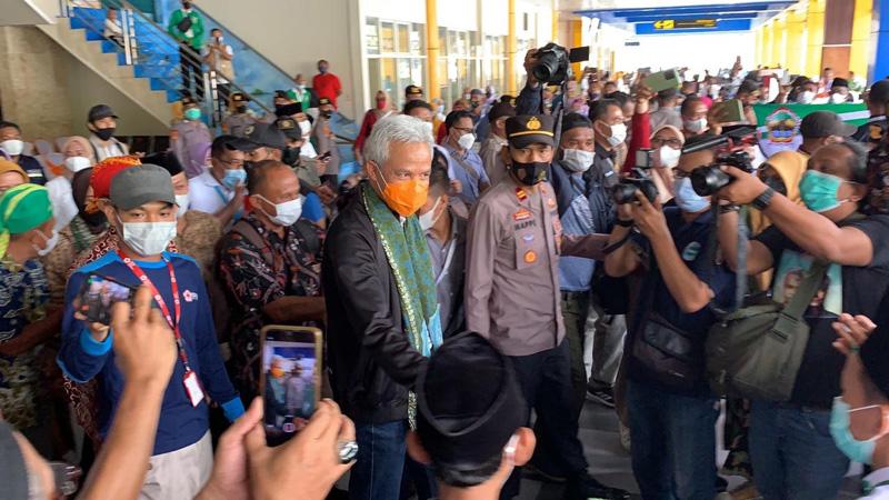  Ganjar Terkejut saat Tiba di Bandara Ternate, Disambut Tari Cakalele hingga Rebana