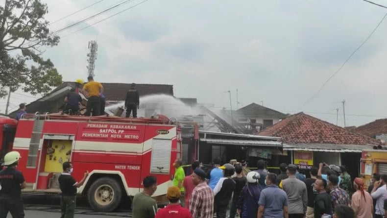 Kompor Warung Ayam Goreng Meledak, Ruko di Metro Ludes Terbakar