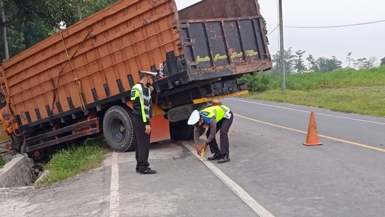 Sopir Ngantuk, Truk Fuso Sundul Pantat Colt Diesel di Lampung