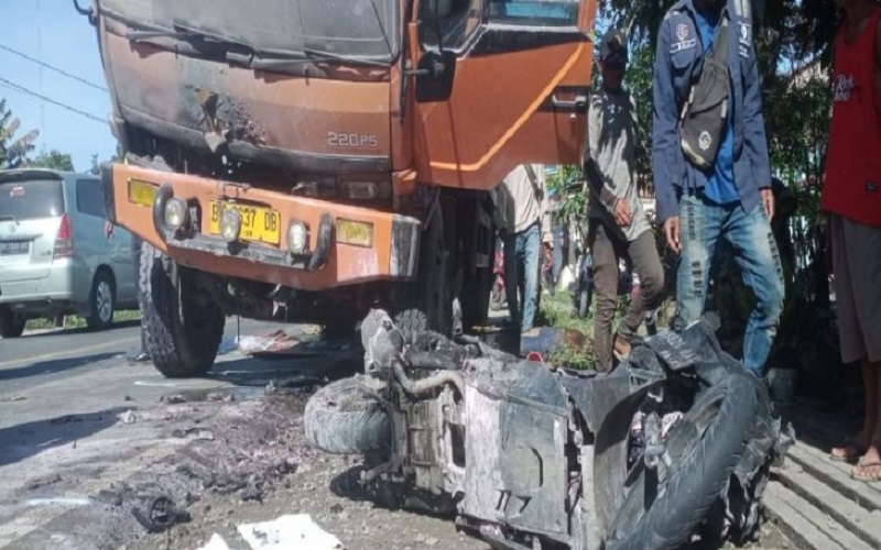 Pelajar Ini Tewas Dilindas Truk saat Motor Tergelincir, Sopir Kabur