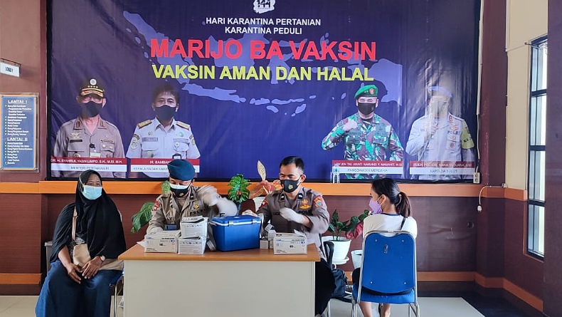 Karantina Pertanian Manado dan Brimob Polda Sulut Gelar Vaksinasi Covid-19 bagi Masyarakat