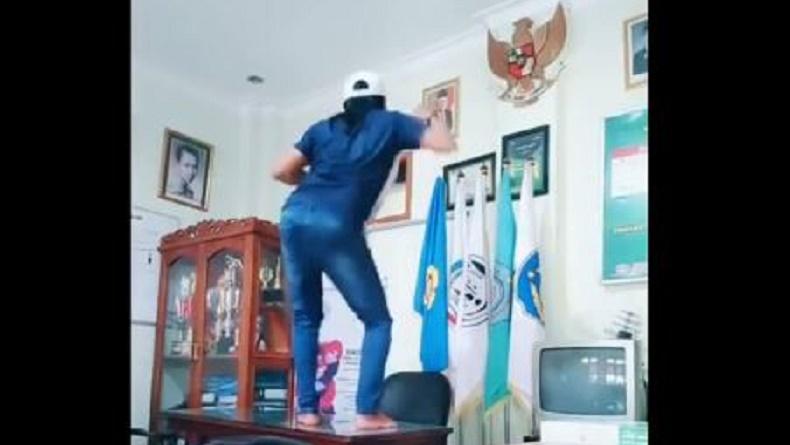 Viral Kepala Dusun Goyang TikTok di Meja Kades, Warga Langsung Geruduk Kantor Desa