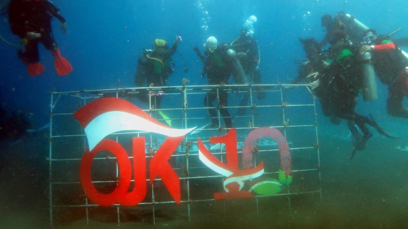 Dukung Ekonomi Hijau, OJK Tanam 1.000 Bibit Terumbu Karang di Pantai Malalayang - Bagian 1