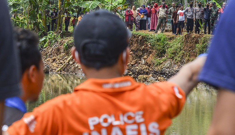 Polisi Olah TKP Lokasi 11 Siswa MTS Tewas saat Susur Sungai Clileueur Ciamis - Bagian 2