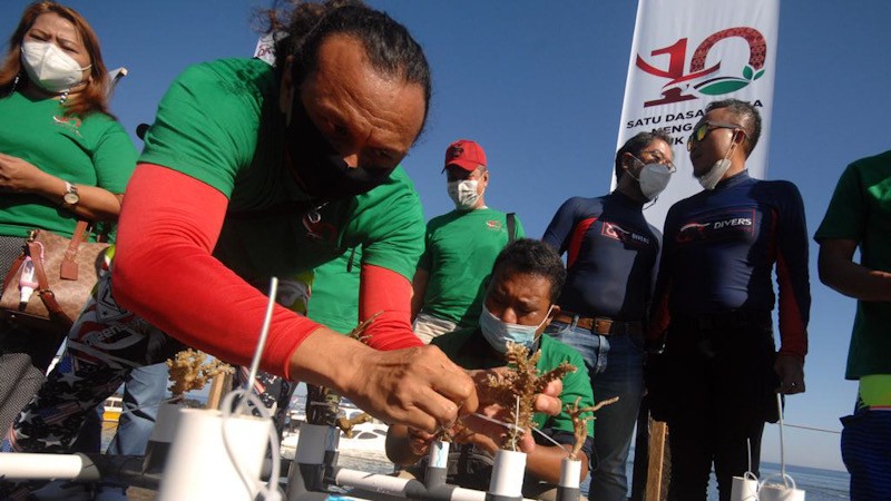 Dukung Ekonomi Hijau, OJK Tanam 1.000 Bibit Terumbu Karang di Pantai Malalayang - Bagian 3