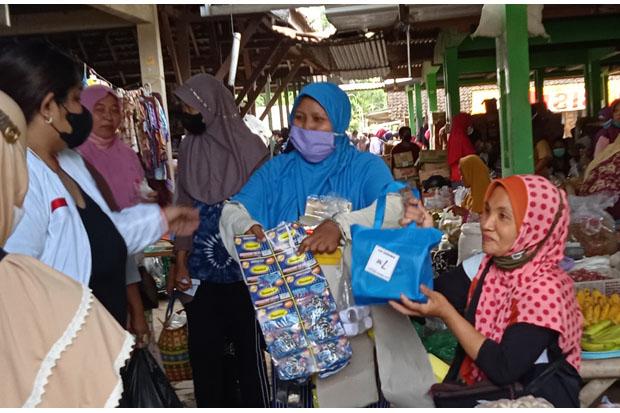  Pedagang Pasar Ini Mengaku Senang Dapat Bingkisan, Jilbab dan Sarung dari Perindo DIY
