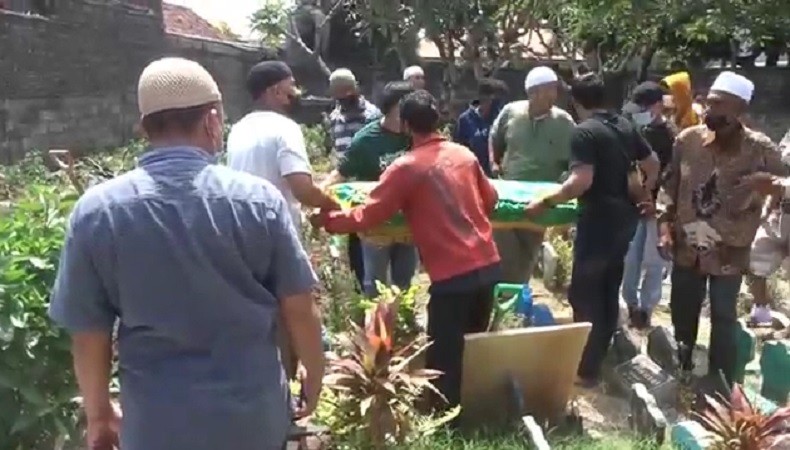 Haru, Bocah Korban Tewas Gempa Bali Dimakamkan di Denpasar