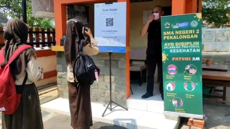 title Cegah Klaster Covid-19, Sekolah di Pekalongan Ini Gunakan Aplikasi PeduliLindungi Cegah Klaster Covid-19, Sekolah di Pekalongan Ini Gunakan Aplikasi PeduliLindungi
