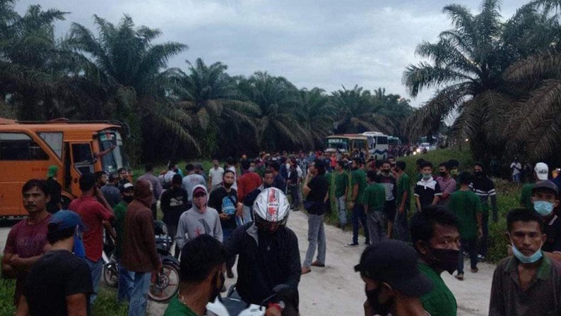 Polisi Buru Oknum Dosen Otak Penyerangan Rumah Ratusan Karyawan di Kampar