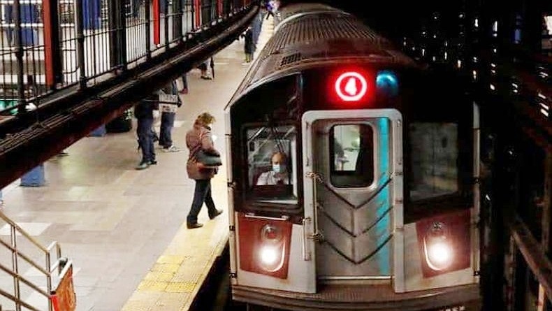 Ironis, Ada Perempuan Diperkosa di Kereta Commuter, Penumpang Lain hanya Nonton