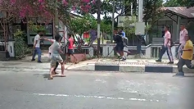Video Viral 2 Remaja Adu Jotos di Jalan Raya Maluku Tenggara Berujung Tawuran