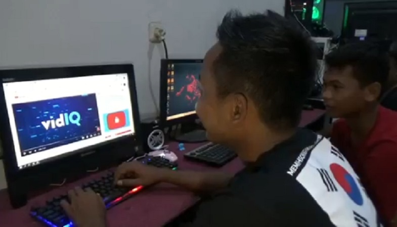 title Dulu Pengangguran, Kini Pemuda Kampung Youtuber Bondowoso Bisa Beli Mobil hingga Rumah Dulu Pengangguran, Kini Pemuda Kampung Youtuber Bondowoso Bisa Beli Mobil hingga Rumah