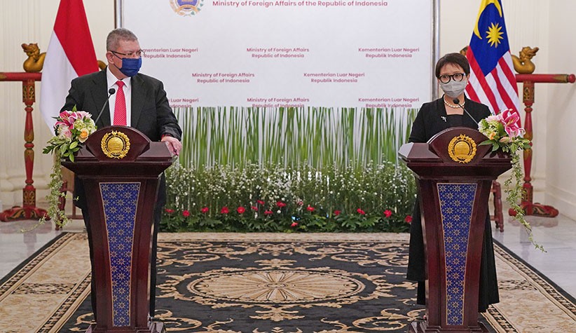 Pertemuan Menlu Indonesia-Malaysia Sepakat Buka Koridor Perjalanan Kedua Negara - Bagian 1