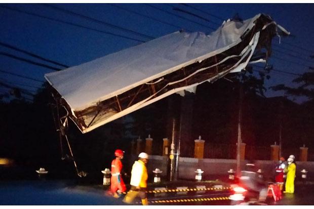 Hujan Angin Kencang Sebabkan Pohon Tumbang dan Baliho Roboh di Sleman