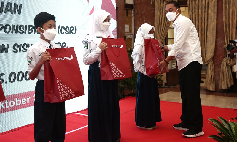 title Siswa MBR di Surabaya Dapat Beasiswa Pendidikan Rp315 Juta Per Bulan Siswa MBR di Surabaya Dapat Beasiswa Pendidikan Rp315 Juta Per Bulan