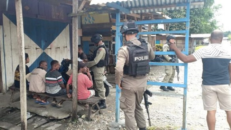 Brimob Patroli Jalan Kaki di Wilayah Dekai, Masuk-Masuk ke Permukiman Warga