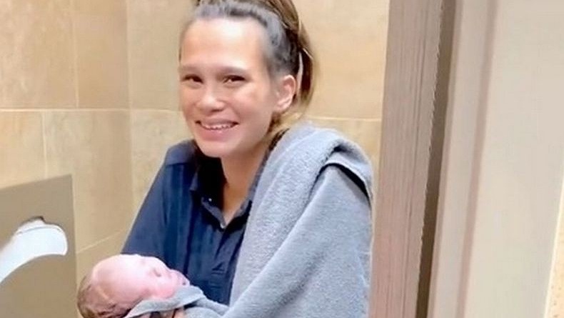 Mengharukan, Perempuan Ini Melahirkan Bayi Seorang Diri di Toilet SPBU