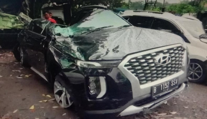 title Truk Kontainer Terbalik Tewaskan Bos Indomaret di Tol Cipularang, Sopir Masih Diburu Truk Kontainer Terbalik Tewaskan Bos Indomaret di Tol Cipularang, Sopir Masih Diburu