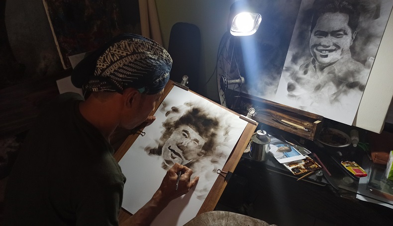 Unik, Pelukis asal Sukabumi Gunakan Jelaga untuk Lukis Jokowi hingga Erick Thohir