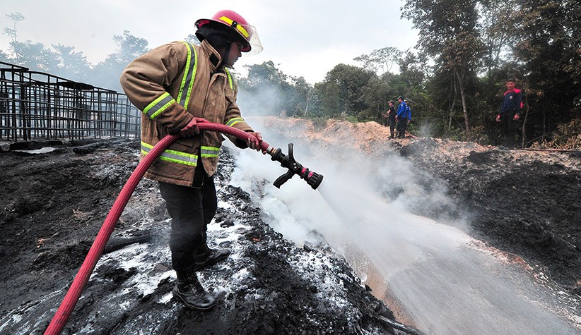 Kebakaran Tempat Penyulingan Minyak Mentah di Jambi - Bagian 2
