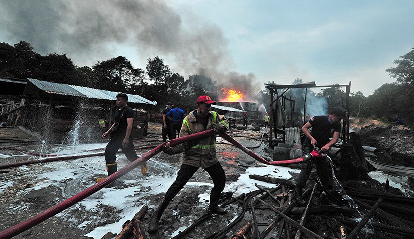 Kebakaran Tempat Penyulingan Minyak Mentah di Jambi - Bagian 1