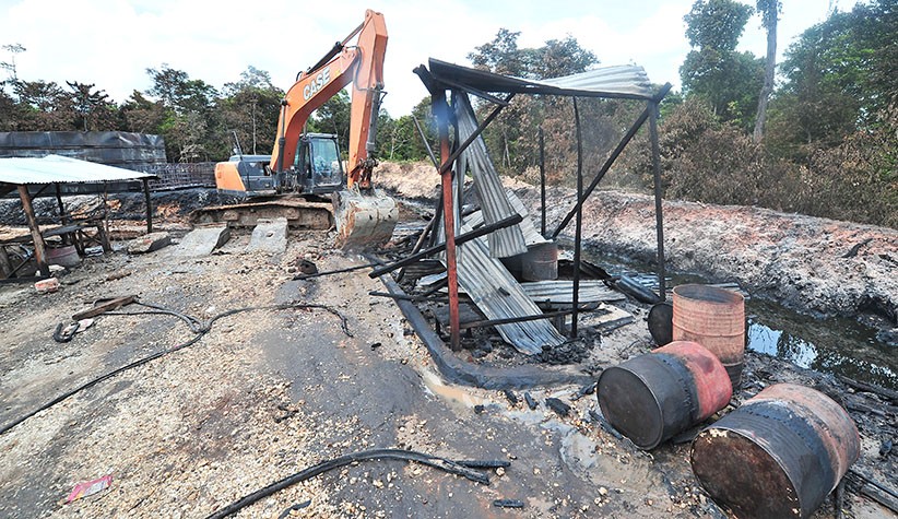 Tempat Penyulingan Minyak Mentah Ilegal Dirobohkan Aparat - Bagian 3