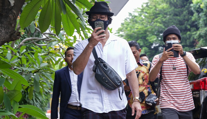 Pakai Topi Fedora Hitam, Denny Sumargo Penuhi Panggilan Polda Metro Jaya - Bagian 3