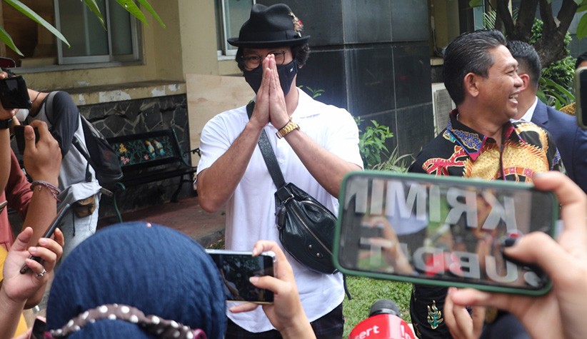 Pakai Topi Fedora Hitam, Denny Sumargo Penuhi Panggilan Polda Metro Jaya - Bagian 2