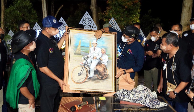 Sholawat Nabi dan Kentungan Sambut Menteri Sandiaga Uno di Desa Wisata Saung Ciburial - Bagian 5