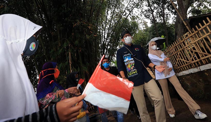 Sholawat Nabi dan Kentungan Sambut Menteri Sandiaga Uno di Desa Wisata Saung Ciburial - Bagian 1