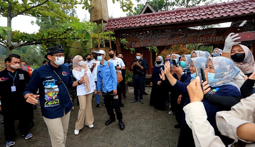 Sholawat Nabi dan Kentungan Sambut Menteri Sandiaga Uno di Desa Wisata Saung Ciburial - Bagian 4