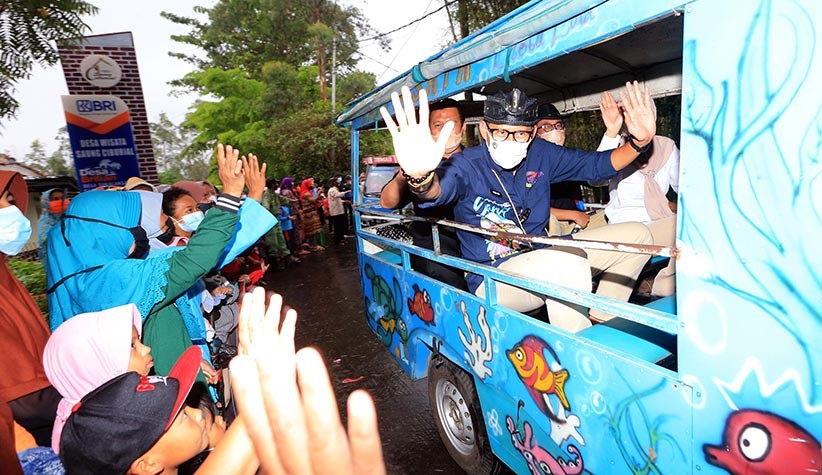 Sholawat Nabi dan Kentungan Sambut Menteri Sandiaga Uno di Desa Wisata Saung Ciburial - Bagian 3