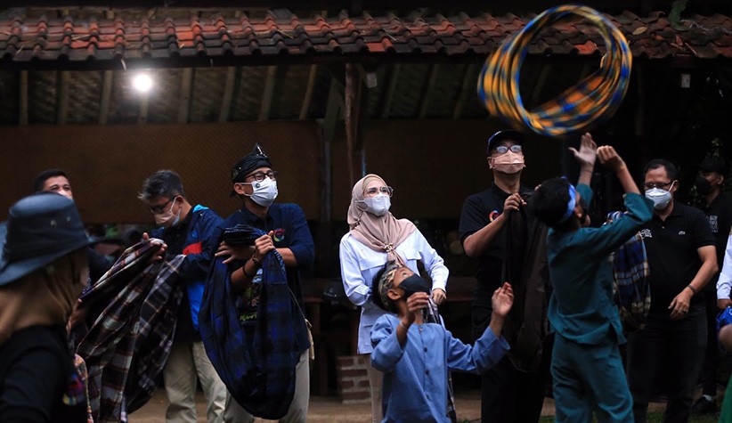 Sholawat Nabi dan Kentungan Sambut Menteri Sandiaga Uno di Desa Wisata Saung Ciburial - Bagian 6