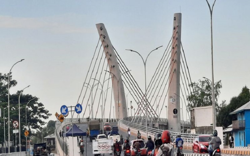 Petugas Rekayasa Lalu Lintas di Jembatan Sei Alalak Jelang Peresmian