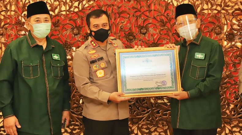 Apresiasi Vaksinasi di Pesantren, PBNU Beri Penghargaan untuk Kapolda Jateng