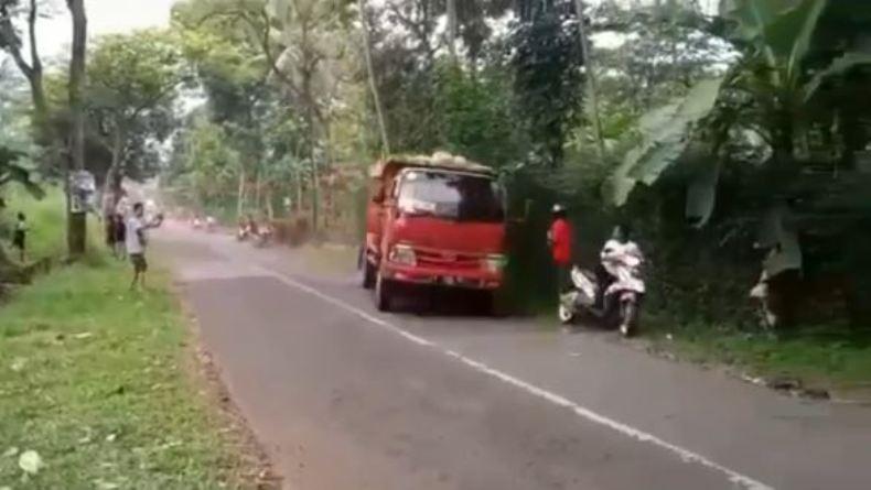 title Acara Kopdar Komunitas Truk Oleng Berujung Musibah, 3 Luka Acara Kopdar Komunitas Truk Oleng Berujung Musibah, 3 Luka