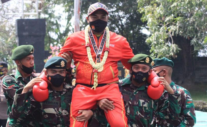 Kembali ke Sarang Tawon, Petinju Peraih Emas PON Papua Ini Disambut Prajurit Raider Kostrad