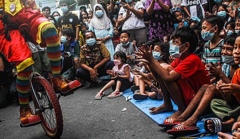 Aksi Para Badut Hibur Masyarakat Terdampak Kebakaran Tambora - Bagian 3