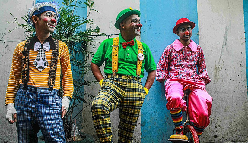 Aksi Para Badut Hibur Masyarakat Terdampak Kebakaran Tambora - Bagian 4