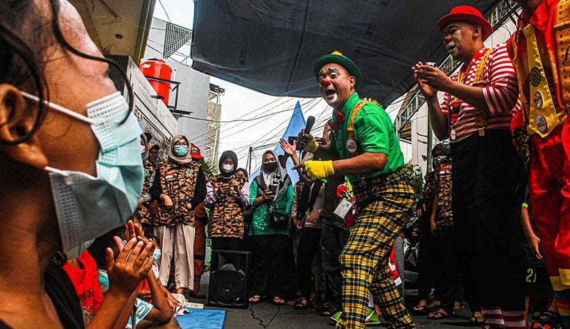 Aksi Para Badut Hibur Masyarakat Terdampak Kebakaran Tambora - Bagian 2