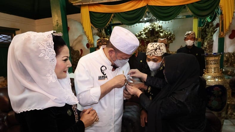 La Nyalla Disematkan Pin Kasultanan Kanoman Cirebon saat Hadiri Tradisi Panjang Jimat 