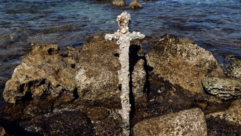 Pedang Peninggalan Perang Salib Berusia 900 Tahun Ditemukan Seorang Penyelam