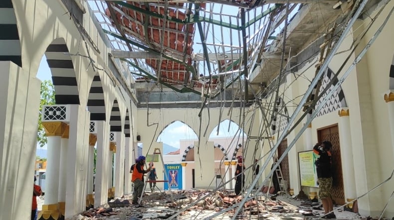 title Serambi Masjid di Sukoharjo Ini Mendadak Ambrol, Diduga Konstruksi Tak Kuat Serambi Masjid di Sukoharjo Ini Mendadak Ambrol, Diduga Konstruksi Tak Kuat