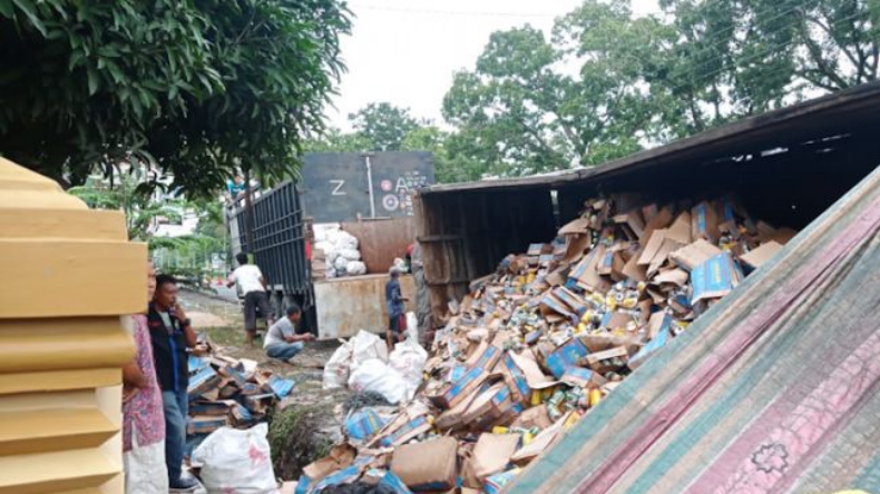 Truk Tronton di Aceh Terbalik, Ratusan Botol Minuman Berserakan di Jalan